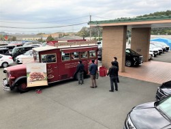 会場前にはおしゃれなキッチンカーが来場した