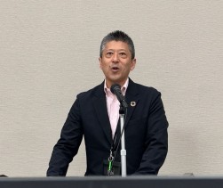 あいさつに立つ菅野会場長