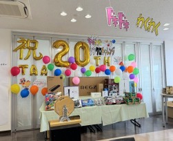 豪華賞品が当たるイベント催し会場を賑わせた