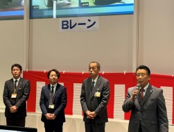 千葉流通委員長が当日のオークション紹介（左から髙橋専務理事、日下副流通委員長、眞壁副理事長、千葉流通委員長）