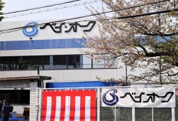 見頃は過ぎたが、会場前の桜が来場会員を迎えた