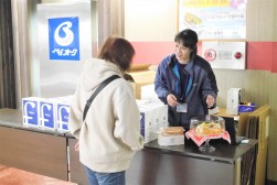 取引１台賞としてフローレンスのロールケーキをプレゼントした