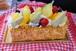 フローレンス「ＤＸフルーツロールケーキ」