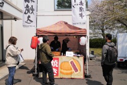 記念恒例の「１００円屋台」も出店