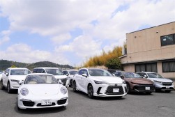 会場前には高級車が並ぶ