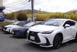 会場前には高級車が並ぶ