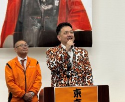 あいさつに立つ杉本部会長