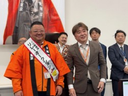 関連協リレーのたすきが吉沢流通委員から田中流通委員長に