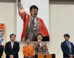 杉本部会長のダイナマイトコールポスターが飾られた