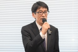 セリ前にあいさつを述べる北口社長