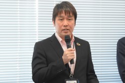 あいさつを述べる丹羽会場長