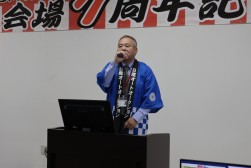 セレモニーで謝辞を述べる安田社長