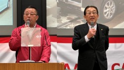 CAA東北・柘植取締役（左）とJU岩手・小原理事長（右）があいさつ