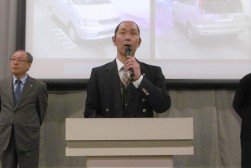 セリ前にあいさつを述べる中川流通委員長