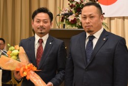 土川氏から村井氏に花束が贈呈された