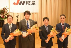 青年部卒業生への花束贈呈が行われた
