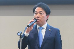 セリ前にあいさつを述べる熊﨑社長