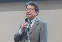 あいさつを述べる横山理事長