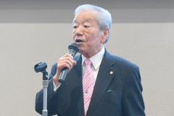 来賓を代表してあいさつを行うJU中販連・松本副会長