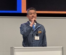 あいさつに立つ関谷会場長代行