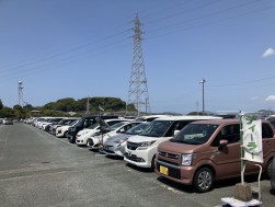 ディーラーコーナーには前年同期実績を大きく上回る出品車