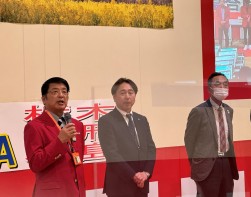 あいさつに立つ橋本理事長（左）とJU栃木・秋元理事長（中）、JU山形・佐藤理事長代行（右）
