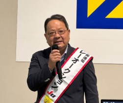 関連協リレーのたすきを掛け荒井寿一会長があいさつ