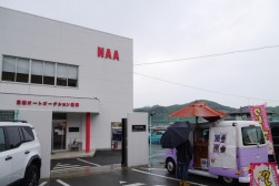 会場前にはキッチンカーが来場した