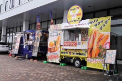 会場正面玄関前にはキッチンカーが並んだ