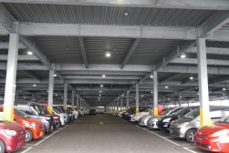 ＬＥＤ照明が明るく下見がしやすい立体出品ヤード