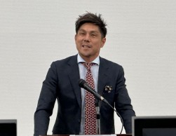 あいさつに立つ澁谷新部会長