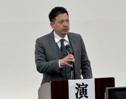 あいさつに立つ杉本部会長