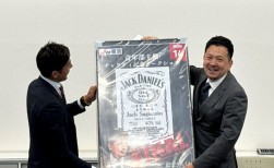澁谷新部会長から杉本部会長に記念品が贈られた