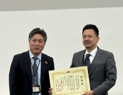 杉本部会長に高橋指導環境委員長が感謝状を贈呈