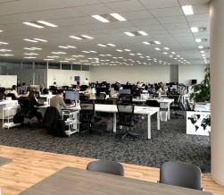 明るく、全フロアを見渡せるオープンな作りのジーライオン本社オフィス