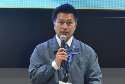 セリ前にあいさつを述べる水谷会場長代行