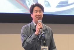 セリ前にあいさつを述べる丸尾会場長代行　　