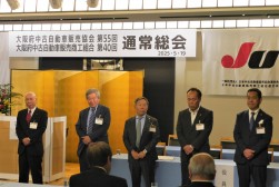 新執行部が登壇しあいさつ
