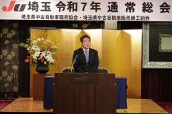 総会の冒頭、あいさつを述べる添野前会長・理事長