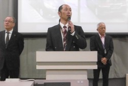 あいさつを述べる中川流通委員長