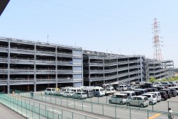 敷地内に３０００台規模の立体駐車場を完備