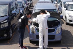 熱心に現車下見する会員の姿