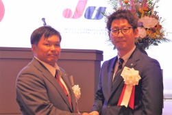 新旧青年部会長が固い握手を交わした