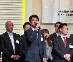 中締に青年部が登壇、新任の篠原 英 青年部会長があいさつ