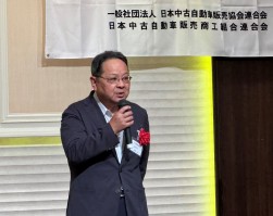 乾杯に荒井商事・荒井寿一会長が登壇し祝辞を贈った