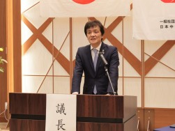通常総会の冒頭、岡会長・理事長があいさつを述べた
