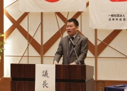 青年部総会であいさつに立つ坂田祐一部会長