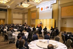 通常総会終了後、盛大な懇親会