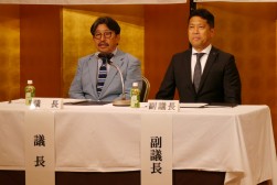 永松守議長（写真左）と住永栄一郎副議長（同右）