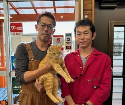 中川店長（左）と野﨑アドバイザー（右）、中央は副店長のきなこちゃん